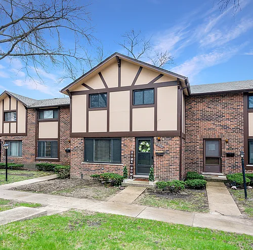 18W269 Kirkland Ln Photo 1