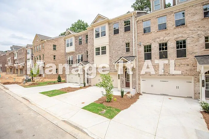 4 bed, 3.5 bath, 2400 sqft, $3,599 — Photo 2