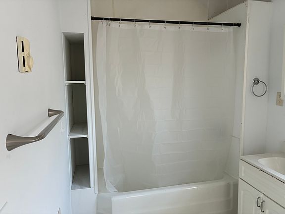 3rd image of 709 1/2 Douglas St #2
