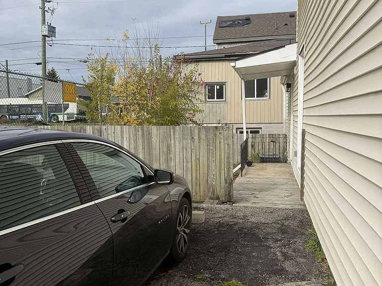 130 Saint Paul Cres E #1 — Photo 17