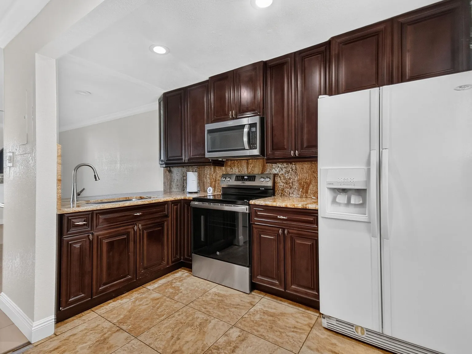 2 bed, 2.0 bath, 744 sqft, $1,600 — Photo 3