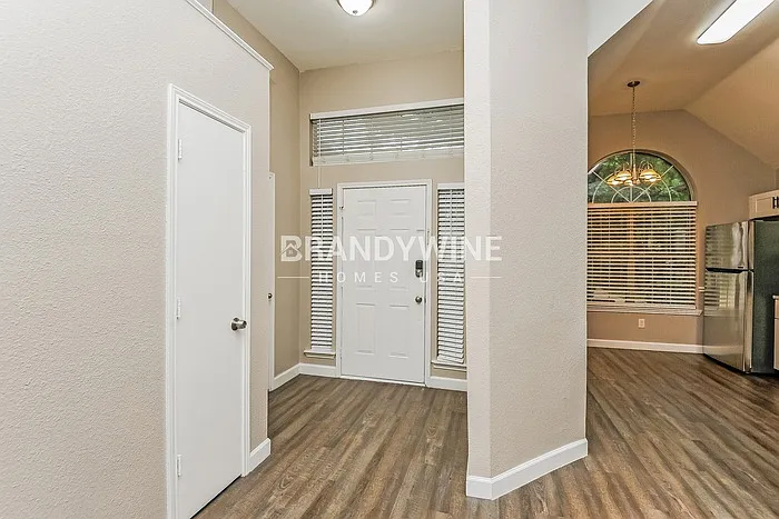 737 Lionel Way — Photo 3