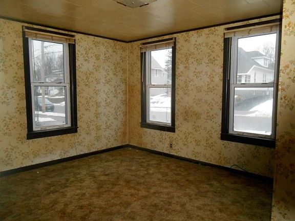 3rd image of 102 S Washington St