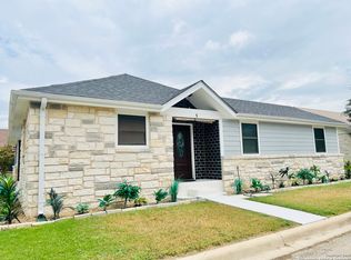 5 Leona Hts, Uvalde, TX 78801