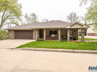 13825 Ridgetop Rd, Sioux Falls, SD 57103