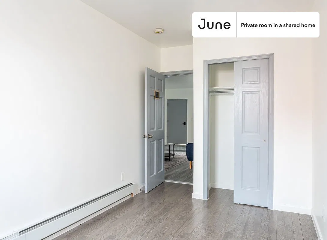 Queen bedroom in 4 bed/2 bath home in Astoria #979 B — Photo 3