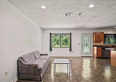 4 bed, 3390 sqft, $3,500 — Photo 4