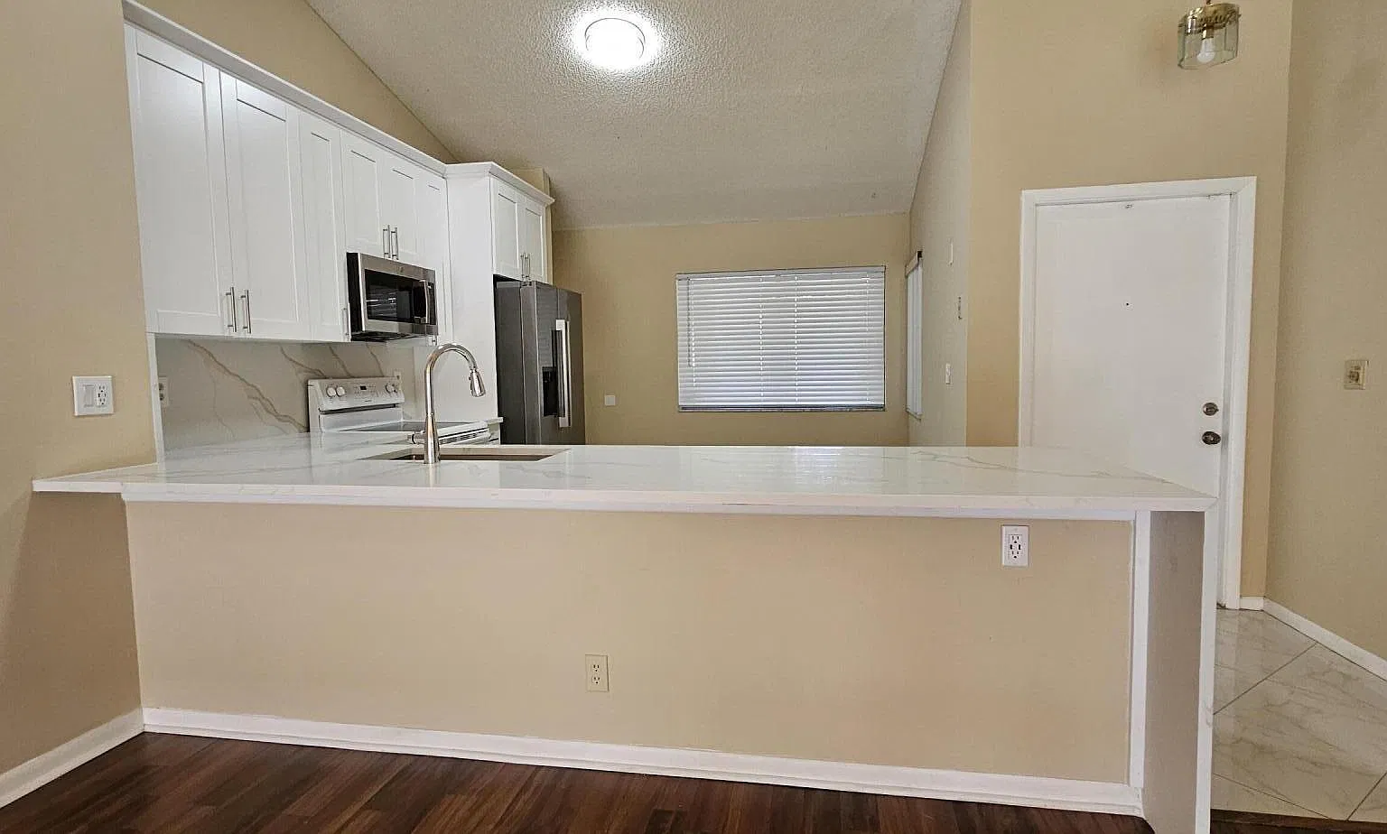 3 bed, 2.0 bath, 1492 sqft, $3,000 — Photo 2