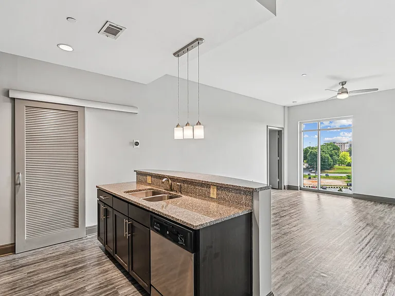 Rivers Edge Apartments — Photo 10