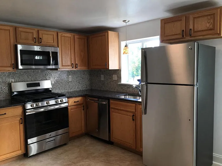 158 Dupont St — Photo 7
