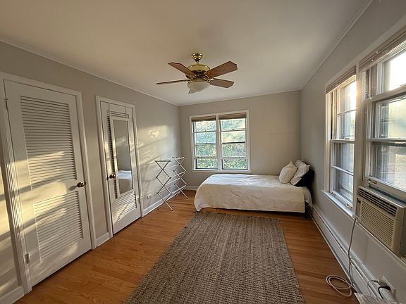 Bedrom, furnished with bed, desk and rug