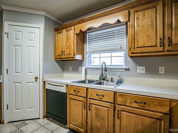 3rd image of 711 Yellowstone Dr