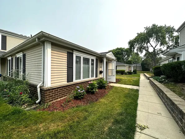 1033 Cove Dr #135A, Prospect Heights, IL 60070
