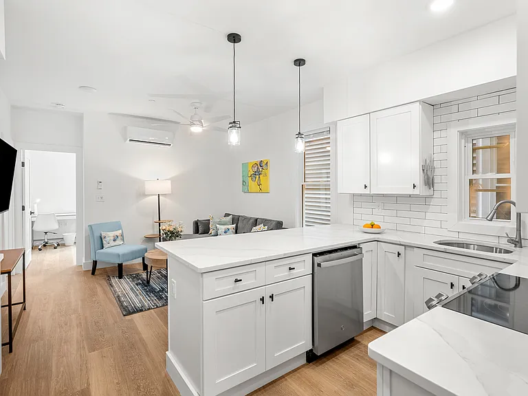 621 E 8th St #1 — Photo 8