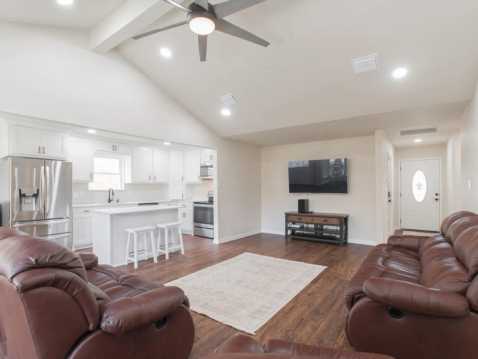 3 bed, 2.0 bath, 1412 sqft, $1,850 — Photo 3