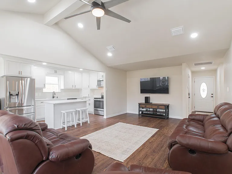 4913 Deerwood Cir — Photo 3