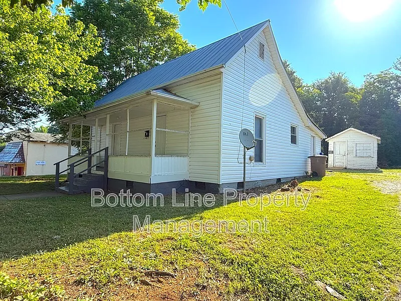 2 bed, 1.0 bath, 870 sqft, $1,050 — Photo 2