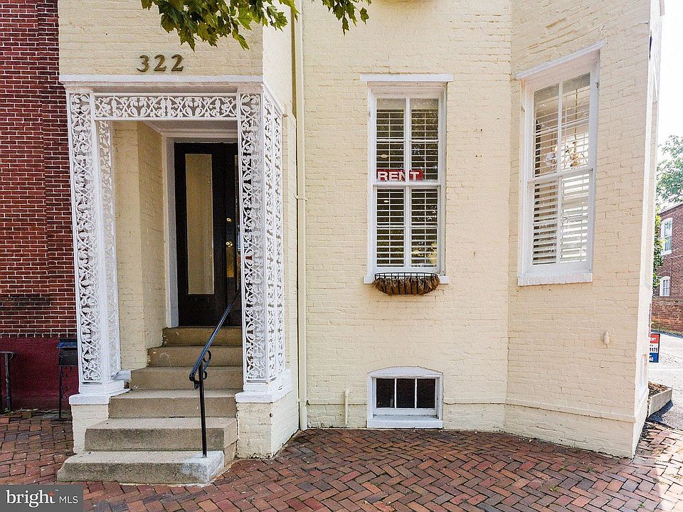 Charming entrance off Washington Street