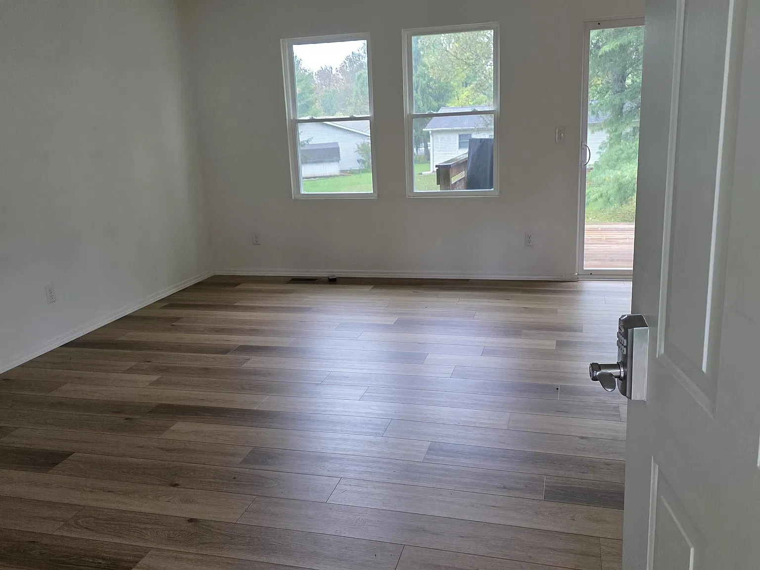 3 bed, 1.0 bath, 1104 sqft, $1,575 — Photo 2