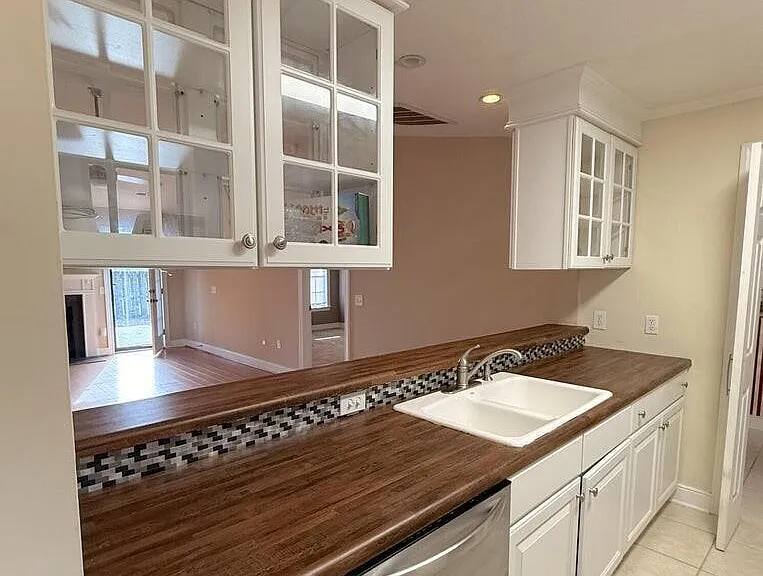105 Emily Dr #B — Photo 3