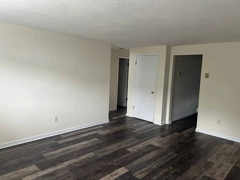 Holly Brook Apartments — Photo 28