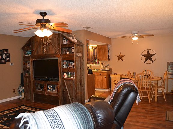 Living/Breakfast Area