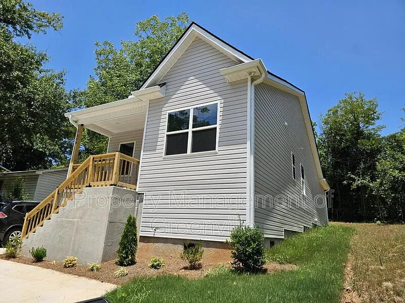 3 bed, 2.0 bath, 1350 sqft, $1,895 — Photo 2