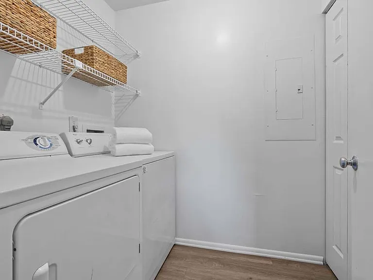 Runaway Bay Apartments — Photo 30