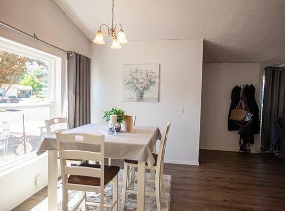 5th image of 1058 Hemlock Ln