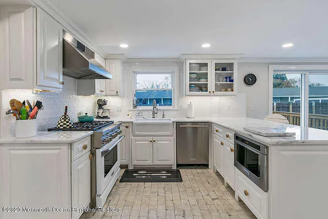 519 Saint Clair Ave — Photo 11