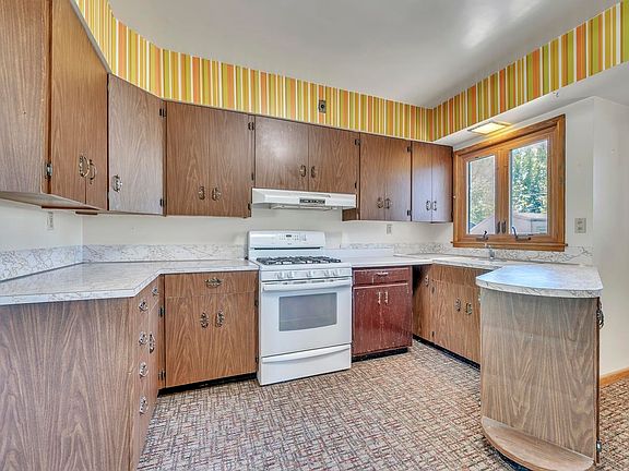 4th image of 105 Avenue B W
