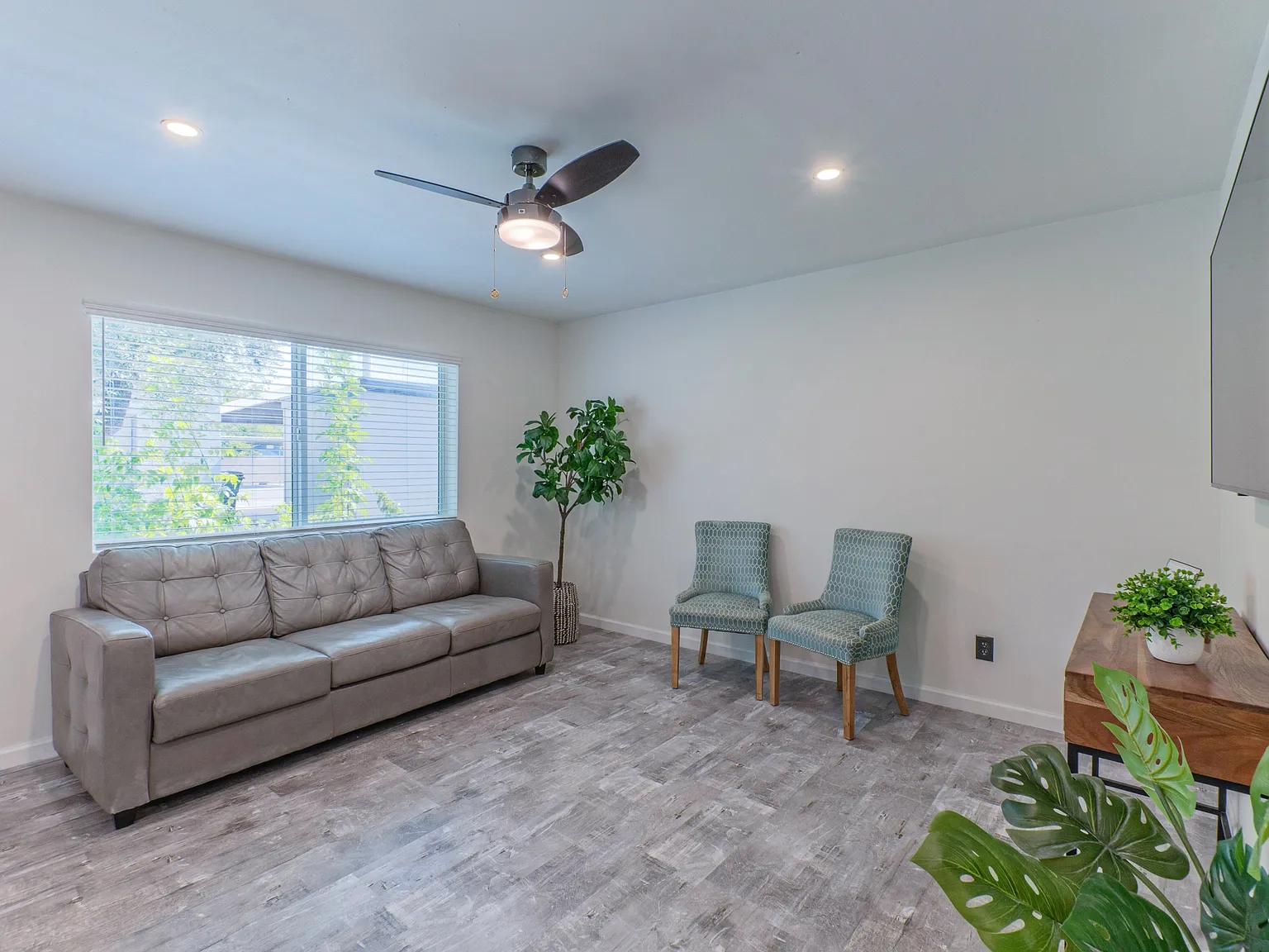 1133 S Farmer Ave — Photo 1
