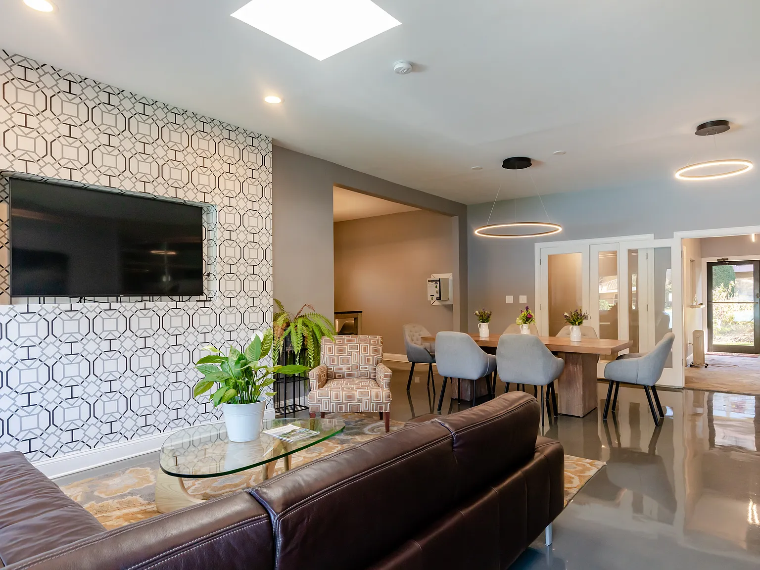 2 bed, 980 sqft, $1,500 — Photo 2
