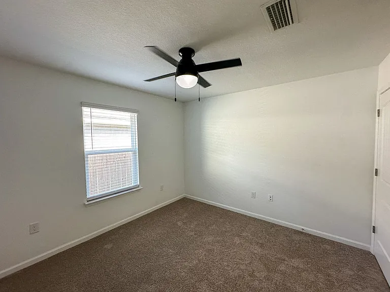 2123 Waltham St — Photo 19