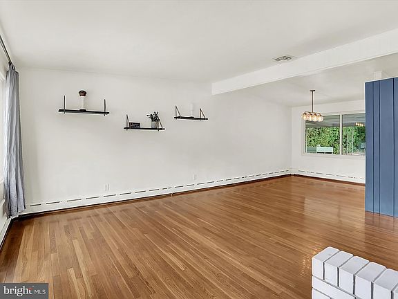 5th image of 19 Cornell Dr
