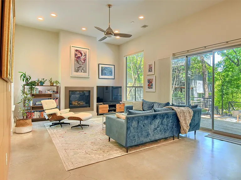 1009 E Riverside Dr #B — Photo 3