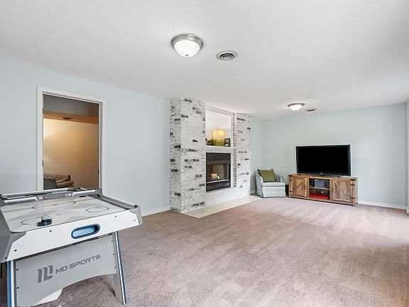 4th image of 1105 E Summerhill Street