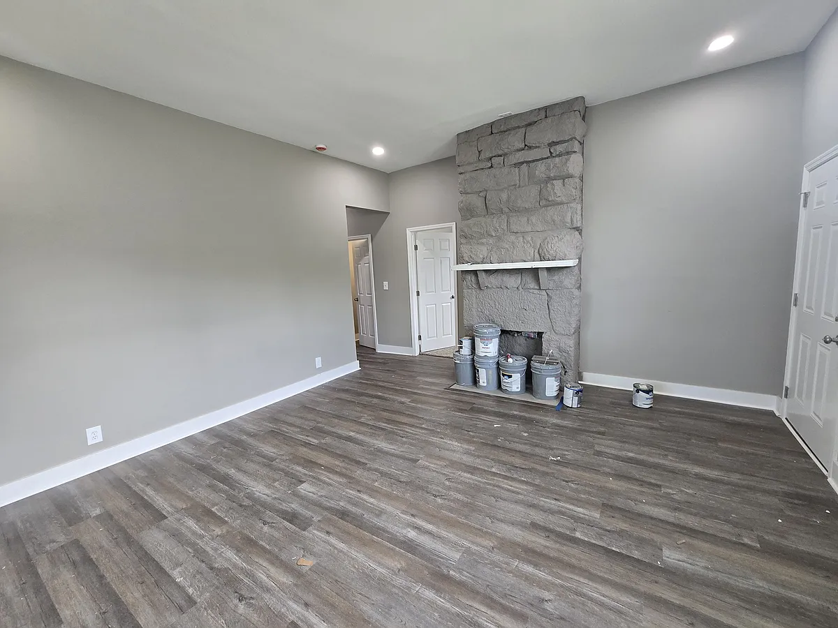 Building Photo - 319 E Trinity Ln #A