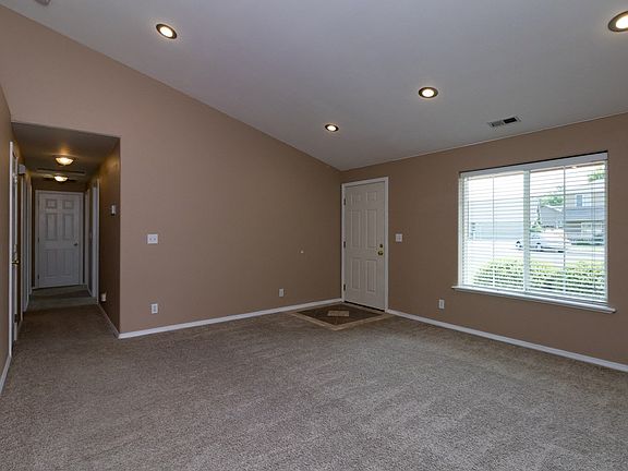 5th image of 323 NE Redwood Pl