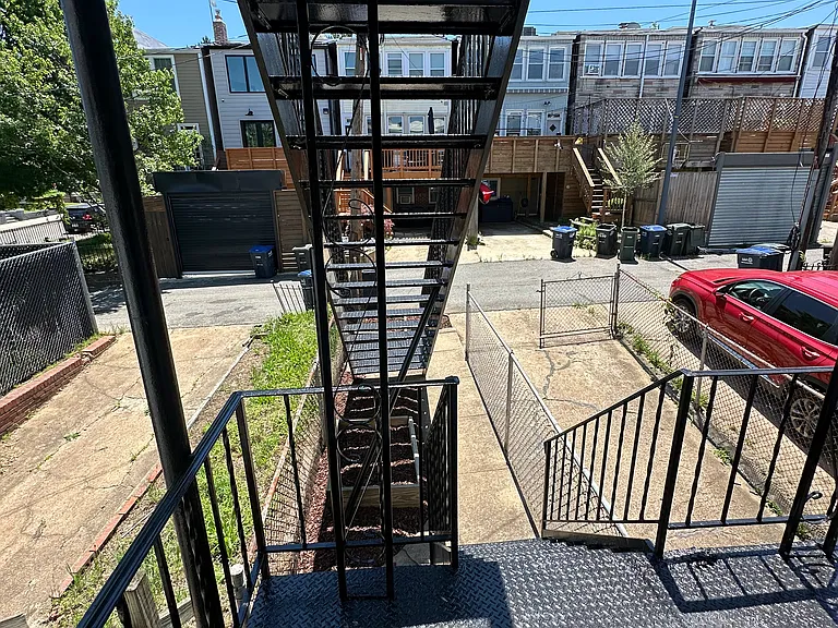 1533 Isherwood St NE — Photo 38