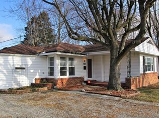 808 W 4th St, Flora, IL 62839