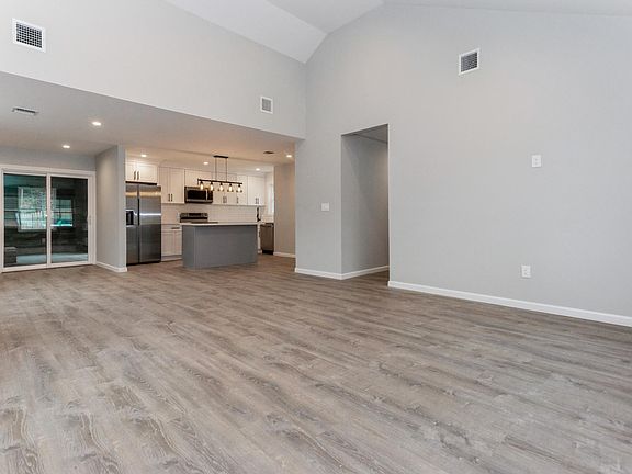 3rd image of 18 Kunen Ave