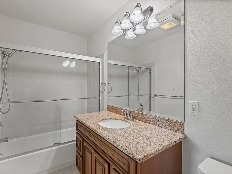 324 Catalpa St #205 — Photo 5