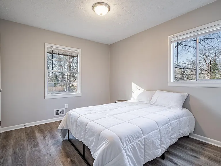Pineglen Dr — Photo 1
