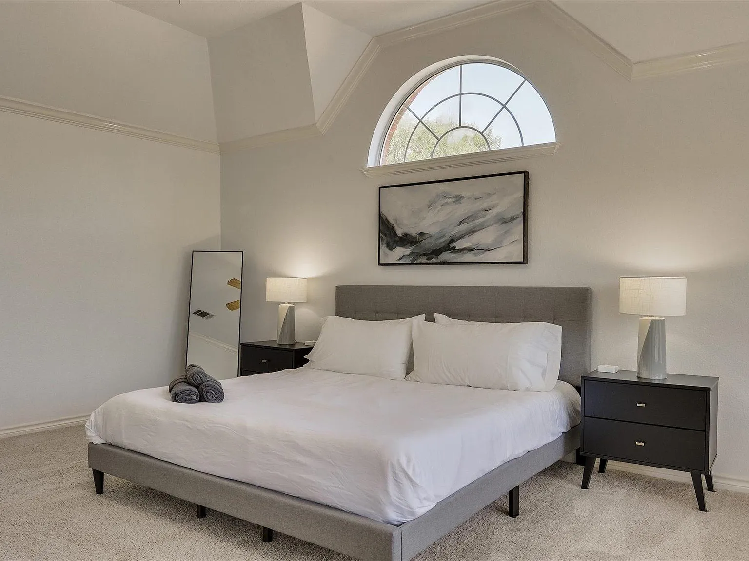 5 bed, 3010 sqft, $9,750 — Photo 4