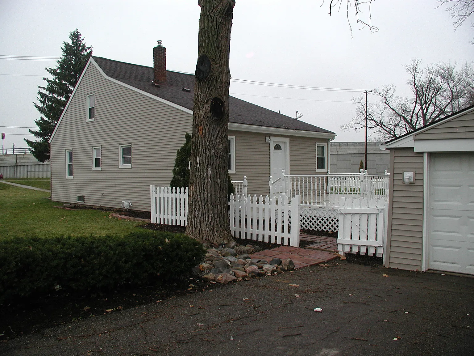 4 bed, 1368 sqft, $1,995 — Photo 3