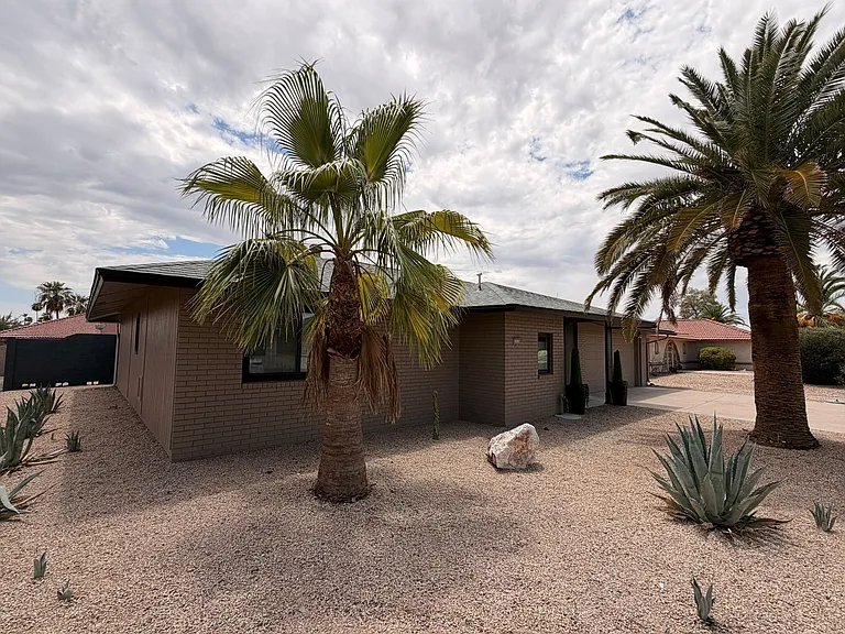 13139 W Seville Dr — Photo 2