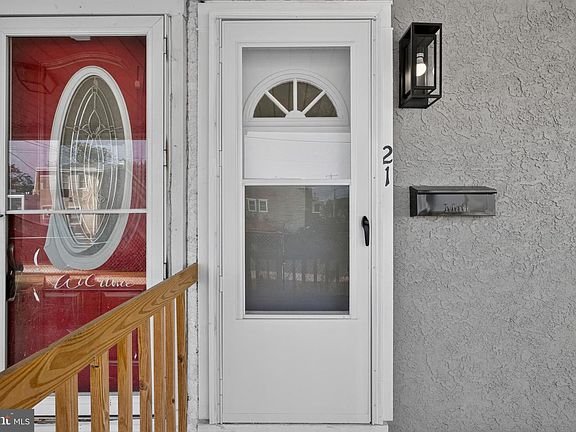 5th image of 21 W 9th St