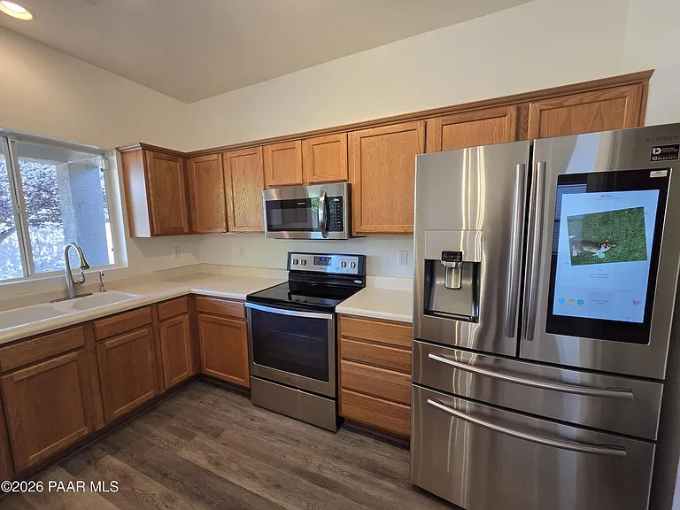 556 N Robles St — Photo 6