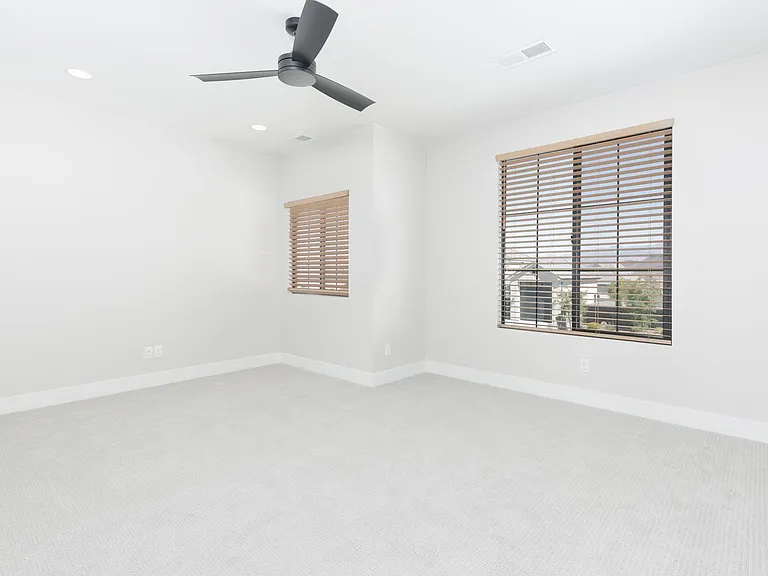 1621 W Approach Ln — Photo 39